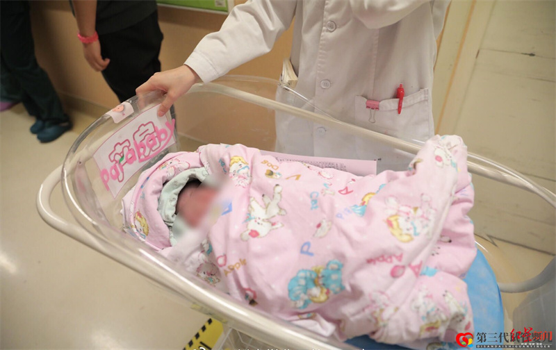 四川首例“第三代試管嬰兒”寶寶在四川大學華西第二醫院順利出生(圖1) 四川首例“第三代試管嬰兒”寶寶在四川大學華西第二醫院順利出生(圖1)