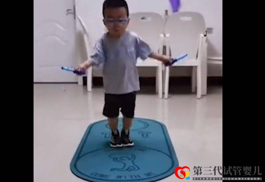 7歲男孩基因突變身高停在3歲，父母陪伴跳繩追高(圖1)