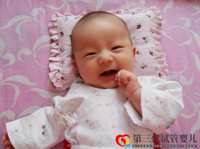 寶寶沒事就傻笑，正常嗎？這些令人不安的小動作，是高智商的表現(圖2)