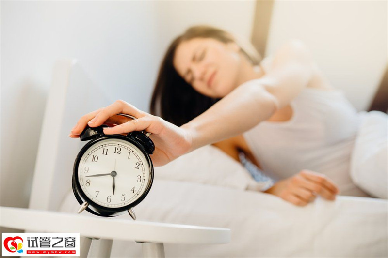 早晨醒來的女人,手,手臂,肩膀,腿,舒適,閃光攝影,睫毛,手勢