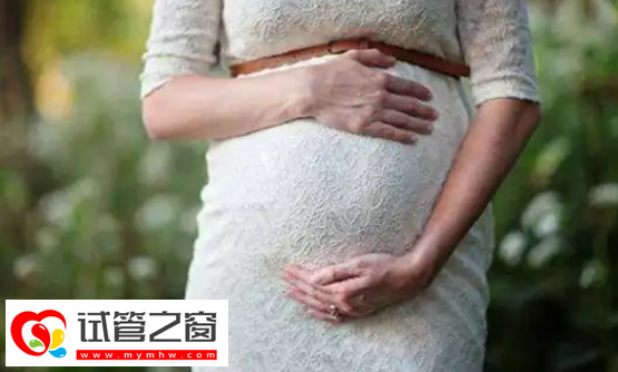 八個征兆預示生女孩,腹部肚型變圓潤就是其中之一(圖2) 肚臍外凸生女兒